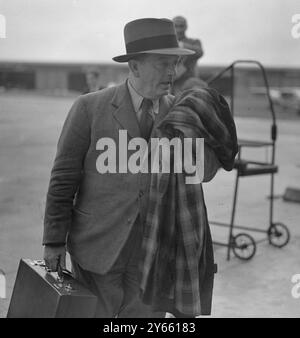 Kapitän Thomas Kendrick , der britische Passkontrollbeamte in Wien , der von der deutschen Geheimpolizei verhaftet und der " Spionage " beschuldigt wurde , kam nach seiner Freilassung auf dem Croydon Flugplatz an . August 1938 Stockfoto