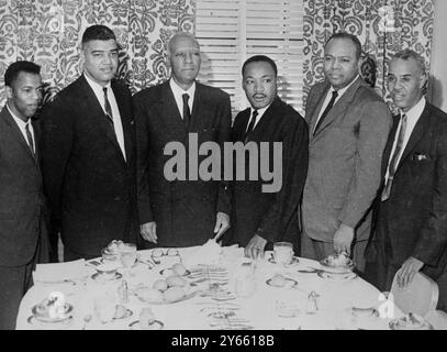 New York : Civil Rights Summit - im New Yorker Commodore Hotel sind die Führer von sechs nationalen Organisationen zu sehen , die sich trafen , um eine landesweite Kampagne zur Unterstützung der Bürgerrechtsgesetzgebung von Präsident Kennedy zu planen . - Von links nach rechts : John Lewis , Vorsitzender des Studentenfreien Koordinierungsausschusses , Whitney Young Jr , Direktor der National Urban League , A . Phillip Randolph , Präsident der Bruderschaft der Schlafwagen-Porter und Präsident des Nationalen Black Labour Congress , Dr Martin Luther King Jr , Präsident des Southern Christian Leadership Council , und James Farmer Stockfoto