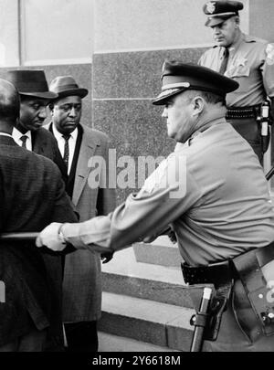 Selma , Alabama : Dallas County Sheriff Jim Clark probiert einen Bürgerrechtsaktivisten mit einem „Billy Club“, nachdem eine Gruppe Selma-Lehrer einen massenmarsch auf das Dallas Courthouse durchgeführt hatte , um Aufnahme zu erhalten . - 22. Januar 1965 Stockfoto