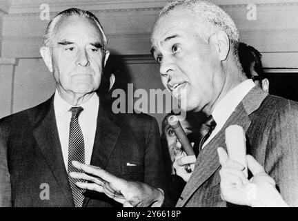 Washington, D.C. : Roy Wilkins ( rechts ) , Exekutivdirektor des NAACP . Links W . Averell Harriman , Leiter der Menschenrechtskommission von Präsident Johnson am 3. Mai 1968 Stockfoto