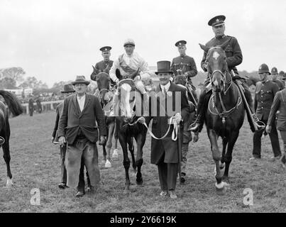 Lord Astor führte in seinem Rennpferd " Saucy Sue " an , nachdem sie die Oaks Stakes auf der Rennbahn Epsom gewonnen hatte . 1925 Stockfoto