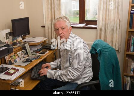 Reg Thompson, Vaterbuch "lieber Charlie: Briefe an eine verlorene Tochter". Charlie – Charlotte Thompson wurde am Bahnübergang Elsenham in Essex getötet. Vater schrieb ein Buch über die Tragödie. Essex England 2008 2000er Jahre UK HOMER SYKES Stockfoto