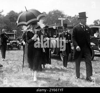 Beim Royal Ascot Race Meeting - Lady Powerscourt. 22. Juni 1921 Stockfoto