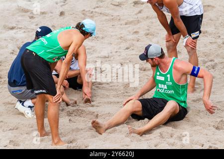 DRITTER PLATZ IN BRONZE. PAF OPEN, BEACHVOLLEYBALL, MARIEHAMN, 2011: Alison Cerutti (1) und Emanuel Rego (2) im brasilianischen Grün schlugen Mariusz Prudel (1) und Grzegorz Fijalek (2) in weiß von Polen, um am 20. August 2011 bei den PAF Open in Mariehamn, Åland, Finnland, Bronzemedaille zu sichern. Foto: Rob Watkins. INFO: Das PAF Open Beach Volleyballturnier fand zwischen 2009-2013 in Mariehamn, Åland, Finnland statt. Es zog die besten internationalen Teams und Spieler als Rangliste der offiziellen FIVB World Tour an und zeigte hochkarätigen Beachvolleyball. Stockfoto