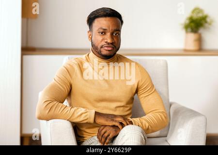 Zuversichtlich afrikanischen amerikanischen Geschäftsmann, Sitzen auf einem Sofa Indoor Stockfoto