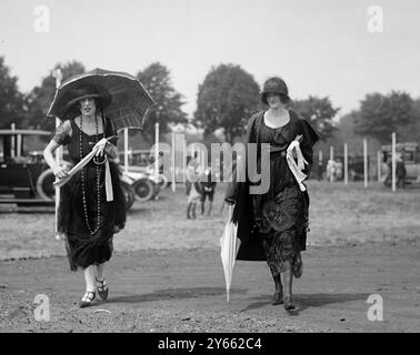 Beim Royal Ascot Renntreffen auf der Ascot Rennbahn - Miss Elisabeth Pollock und Mrs. Cyril Asquith . 22. Juni 1921 Stockfoto