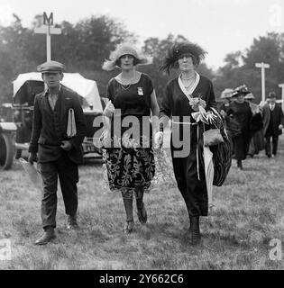 Bei der Royal Ascot Rennveranstaltung auf der Ascot Rennbahn - Frau Cecil Fane und Frau Stanley Barry . 22. Juni 1921 Stockfoto