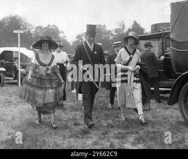 Bei der Royal Ascot Rennveranstaltung auf der Ascot Rennbahn - Mme Allatini ( links ) . 22. Juni 1921 Stockfoto