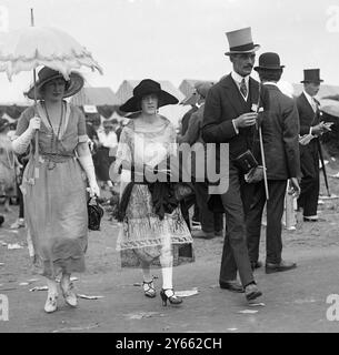 Bei der Royal Ascot Rennveranstaltung auf der Ascot Rennbahn - Frau Victor Kelly und Frau Edward Tollemache . 22. Juni 1921 Stockfoto