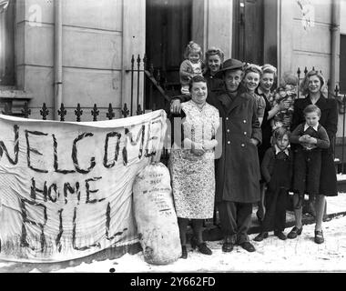 Der private Bill Martin kehrt aus dem Dschungel von Burma zu seiner liebevollen Familie nach Cambridge-Place, Kilburn, London zurück. Januar 1945 Stockfoto