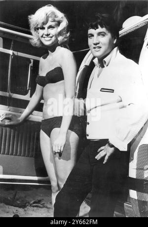 Elvis Presley mit Suzanna Leigh am Set von Paradise Hawaiian Style am 11. November 1965 Stockfoto