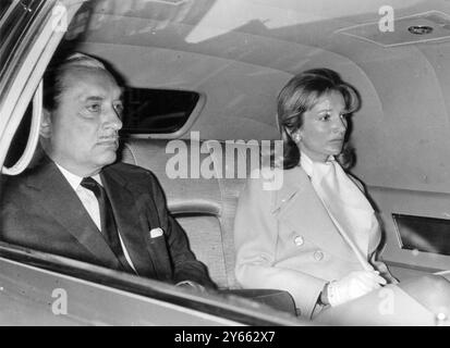 Prinz Stanislas Radziwill und seine Frau Prinzessin Lee Radiziwill (Schwester von Jacqueline Kennedy Onassis) fahren zum Heathrow Airport, um nach New York zu fliegen, weil Robert Kennedy erschossen wurde. Juni 1968 Stockfoto