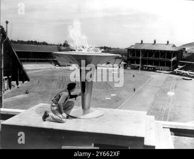 Die olympische Flamme der Olympischen Spiele 1956 in Melbourne brannte, als der Apparat am 12. November 1956 im Olympiastadion getestet und angepasst wird Stockfoto