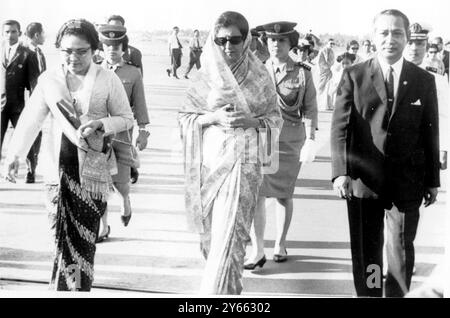 Indische Premierministerin Indira Gandhi, Ankunft in Indonesien, Spaziergänge mit Präsident Suharto Djarkarta - 5. Juli 1969 Stockfoto