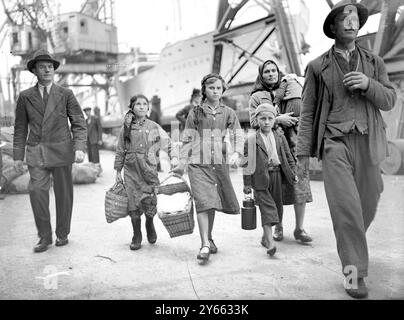 Polnische Flüchtlinge, die am 29. August 1939 vom polnischen Dampfschiff Warszawa nach London aussteigen Stockfoto