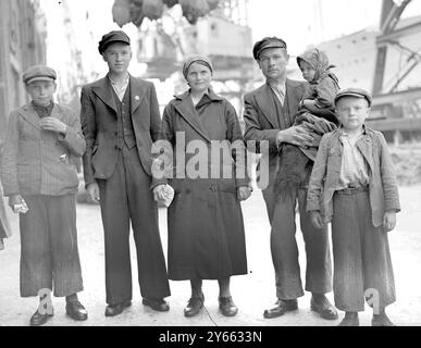 Polnische Flüchtlinge, die vom polnischen Dampfschiff Warszawa nach London aussteigen. August 1939 Stockfoto