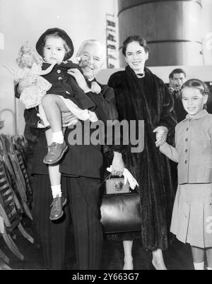 Charlie Chaplin mit seiner Frau und zwei ihrer Töchter Geraldine 8 und Josephine 3 an Bord der Queen Elizabeth in Southampton am 23. September 1952 Stockfoto