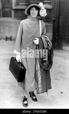 Der Appell zur Geburtenkontrolle beim House of Lords, Dr. Marie Stopes, kam zur Anhörung ihrer letzten Berufung 1924 Stockfoto