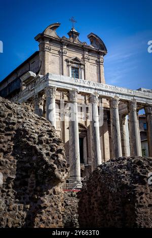 Tempel von Antoninus und Faustina, Rom, Italien. Einst ein großer römischer Tempel, wurde er später an die römisch-katholische Kirche angepasst. Stockfoto