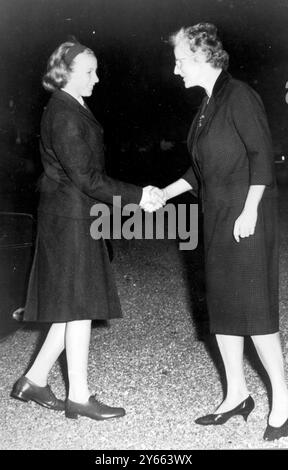 Beneden Kent 13-jährige Prinzessin Anne in neuer blauer Uniform und Schulkrawatte wird von der Schulleiterin Miss Elizabeth Clarke begrüßt, nachdem sie 1963 in Beneden angekommen war Stockfoto