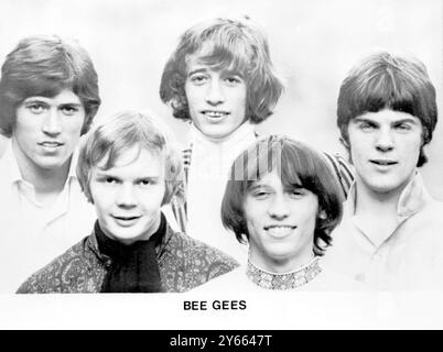 Ein neues Bild der Popgruppe Bee Gees. In der hinteren Reihe sind Barry und Robin Gibb, Vince Melouney und Colin Peterson und Maurice Gibb an der Front. August 1967 Stockfoto