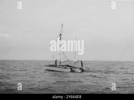 Rund um die Welt Yachtrennen, Teignmouth, Devon. Donald Crowhurst, ein Konkurrent in seinem Trimaran Teignmouth Electron. April 1969 Stockfoto