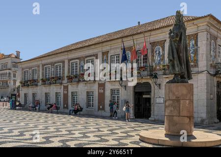 Außenfassade des Rathauses und des Dorfmuseums von Cascais am 5. Oktober Platz mit der Statue des Königs Dom Pedro I. Cascaes, Portugal, Europa. Stockfoto