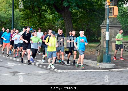 New York, Usa. September 2024. Der tschechische Präsident Petr Pavel (rechts, in blauem Hemd) wird bei einem Morgenlauf im Central Park während seines Besuchs in den USA am 24. September 2024 in New York, USA, gesehen. Quelle: Alzbeta Souckova/CTK Photo/Alamy Live News Stockfoto