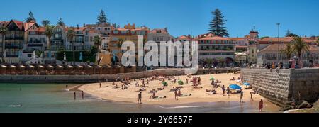 Praia da Ribeira und die Badehütten an der Promenade des Ribera Strandes in der portugiesischen Stadt Cascaes, Cascais, Portugal, Europa. Stockfoto