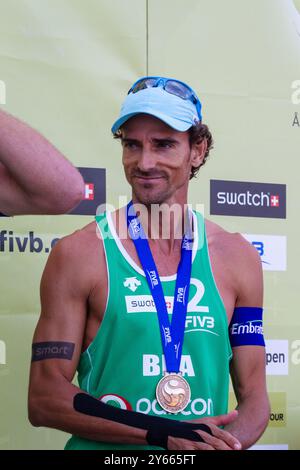 MEDAILLENZEREMONIE, PAF OPEN, BEACHVOLLEYBALL, MARIEHAMN, 2011: Emanuel Rego (2) aus Brasilien gewinnt Bronze. PAF Open am 21. August 2011 in Mariehamn, Åland, Finnland. Foto: Rob Watkins. INFO: Das PAF Open Beach Volleyballturnier fand zwischen 2009-2013 in Mariehamn, Åland, Finnland statt. Es zog die besten internationalen Teams und Spieler als Rangliste der offiziellen FIVB World Tour an. Stockfoto