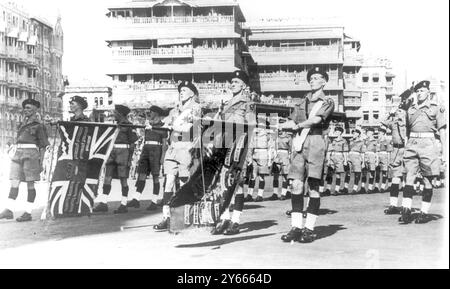 Großbritanniens letzte Parade in Indien die Flaggen des Königs und des Regiments tauchten in Salut, als das letzte Battelion den 4. März 1948 verlässt Stockfoto