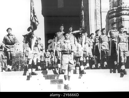 Großbritanniens letzte Parade in Indien die Union Flag wurde am 4. März 1948 durch das Tor zu Indien in Bombay getragen Stockfoto