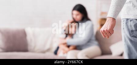 Häuslicher Missbrauch. Erschrockene Frau und kleines Mädchen, die an der Gewalt des Vaters leiden Stockfoto