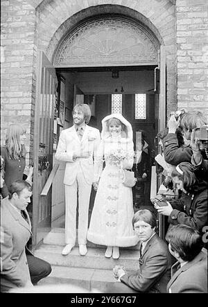 Popsänger Lulu mit Maurice Gibb von der Bee Gees Gruppe lächelt glücklich, während sie für Fotografen nach ihrer Hochzeit Gerrards Cross, Buckinghamshire, am 18. Februar 1969 posieren Stockfoto