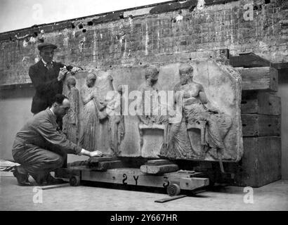 Die Elgin Marbles, Skulptursteine, die vor 23 Jahrhunderten geschnitzt wurden und Teil des Frieses des berühmten griechischen Parthenon in Athen sind, werden aus ihrer Kriegszeit in einem Londoner U-Bahn-Tunnel zurück ins British Museum in London gebracht, wo sie nach dem Waschen in sechs Monaten für die Öffentlichkeit zugänglich sein werden. Das Bild zeigt die berühmte Platte des Ostfrisches mit der Göttin Athena.8. November 1999 bricht eine neue Reihe aus, da sich herausstellt, dass der Duveen-Raum mit den Marbles für 35000 Pfund gemietet werden kann. Stockfoto