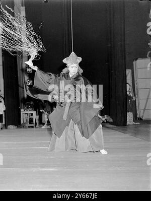 Masaya Fujima , einer der Hauptdarsteller in der Gesellschaft von Azuma Kabuki Tänzern und Musikern aus Japan, die hier während der Probe für eine Aufführung im Covent Garden, London, am 12. September 1955 das Spinnennetz werfen Stockfoto