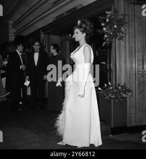 Raquel Welch im Odeon Theatre, Leicester Square, London für die Royal Film Performance 1966, um den Film Born Free in Aid of the Cinema and Television Benevolent Fund zu sehen. 14. März 1966 Stockfoto