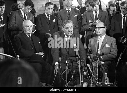 James Callaghan , (Mitte) , britischer Innenminister , hielt heute anlässlich seiner dreitägigen Erkundungsreise durch Nordirland nach den jüngsten Unruhen in Ulster eine Pressekonferenz über seine Ankunft am Flughafen Aldergrove in Belfast , Nordirland . Auf der linken Seite ist Lord Grey , Gouverneur von Nordirland , und auf der rechten Seite der britische Staatsminister , Innenminister , Lord Stonham . August 1969 Stockfoto