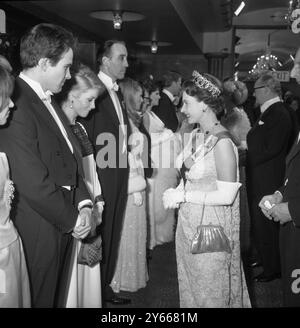 Königin Elizabeth II. Begrüßt Catherine Deneuve im Odeon Theatre am Leicester Square, London für die Royal Film Performance 1966, wo sie den Film Born Free in Aid of the Cinema and Television Benevolent Fund sehen wird. Deneuvre steht am 14. März 1966 zwischen Warren Beatty und Christopher Lee Stockfoto