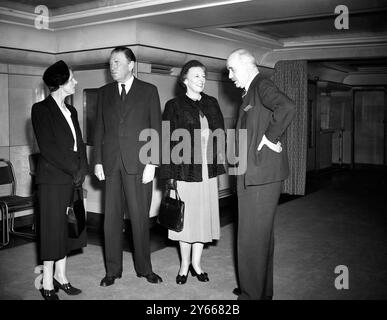 Der neu ernannte Gouverneur von Nordirland, Lord Wakehurst (zweiter von links), wird heute mit Lady Wakehurst im Ulster Office in London dargestellt . Mit ihnen sind Sir Ronald Ross (rechts) , Agent für Nordirland in London , und Lady Ross (links) . Lord Wakehurst war Gouverneur von New South Wales in Australien. Er wird den Earl of Granville , den Gouverneur von Nordirland im Ruhestand setzen . 19. September 1952 Stockfoto