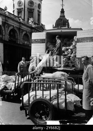 Smithfield Market, London - Porters entladen erstklassiges neuseeländisches Lamm im Smithfield .... Der erste vollständig rationsfreie Tag in Großbritannien seit Beginn des Zweiten Weltkriegs. Ab Mitternacht sind Fleisch und Speck " befreit " und alle Lebensmittelbeschränkungen sind beendet . Morgen werden die Hausfrauen in der Lage sein , Fleisch zu kaufen , so viel ihre Geldbörsen erlauben , wann und wo sie wollen . - 4. Juli 1954 Stockfoto