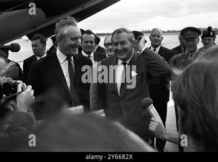 Herr James Callaghan , (Mitte) , britischer Innenminister , ist heute zu Beginn seiner dreitägigen Erkundungstour durch Nordirland nach den jüngsten Unruhen in Ulster am Flughafen Aldergrove in Belfast , Nordirland , angelangt . Zu seiner Linken steht der Ulster Premier, Major James Chichester-Clark, und zu seiner Rechten General Ian Freeland, chinesischer Vertreter der britischen Truppen in Nordirland am .27. August 1969 Stockfoto