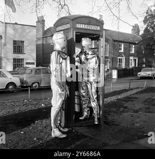 London : Lift zum Mond? Diese Mondmonster sind die Cybermen , die jüngsten Feinde von BBC's unerschrockenem Weltraumforscher Dr Who . Die Cybermen , die in Ealing Green in London zu sehen sind , werden ab Februar in einer neuen Geschichte namens Dr Who und Moonbase " erscheinen . Das Jahr ist 2070 , und der Mensch ist bereits auf dem Mond , bevor Dr. Who kommt . Aber da vor allen anderen .... The Cybermen .19 Januar 1967 Stockfoto