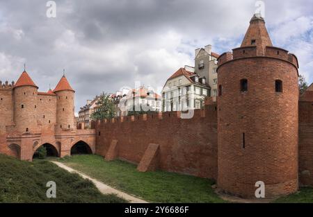 Malerischer Blick auf den berühmten Warschauer Barbican mit beeindruckender Backsteinarchitektur und mittelalterlichem Charme im Herzen von Warschau, Polen. Stockfoto