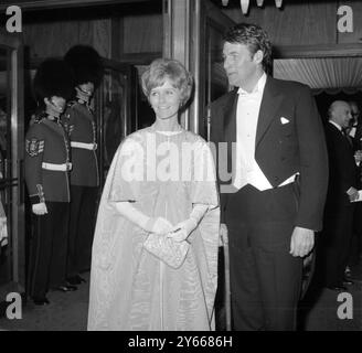 Virginia McKenna mit ihrem Ehemann Bill Travers im Odeon Theatre, Leicester Square, London für die Royal Film Performance 1966, um den Film Born Free in Aid of the Cinema and Television Benevolent Fund zu sehen.14 März 1966 Stockfoto