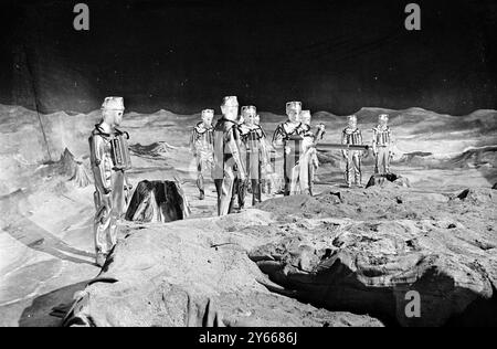 London : Lift zum Mond? Diese Mondmonster sind die Cybermen , die jüngsten Feinde von BBC's unerschrockenem Weltraumforscher Dr Who . Die Cybermen , die in Ealing Green in London zu sehen sind , werden ab Februar in einer neuen Geschichte namens Dr Who und Moonbase " erscheinen . Das Jahr ist 2070 , und der Mensch ist bereits auf dem Mond , bevor Dr. Who kommt . Aber da vor allen anderen .... The Cybermen .19 Januar 1967 Stockfoto