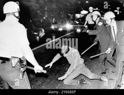 Chicago , Illinois , USAPolice stürzte Anfang des 27 . August 1968 während einer Anti-Vietnam-Demonstration von schätzungsweise 100 000 Personen in der Democratic Convention Hall einen flüchtigen Demonstranten um . Mehr als 100 Personen , darunter 10 Polizisten und 11 Nachrichtensprecher , wurden in der Schlacht verletzt . Die Auseinandersetzungen ereigneten sich am dritten Tag der Demonstrationen der Internationalen Jugendpartei und einiger schwarzer Kämpfer . August 1968 Stockfoto