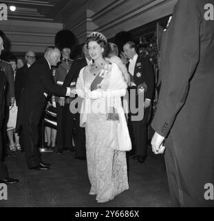 Königin Elizabeth II. Kommt im Odeon Theatre am Leicester Square, London an, wo sie den Film Born Free in Aid of the Cinema and Television Benevolent Fund 1966 sehen wird 1966 Stockfoto