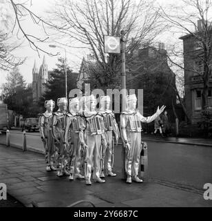 London : Lift zum Mond? Diese Mondmonster sind die Cybermen , die jüngsten Feinde von BBC's unerschrockenem Weltraumforscher Dr Who . Die Cybermen , die in Ealing Green in London zu sehen sind , werden ab Februar in einer neuen Geschichte namens Dr Who und Moonbase " erscheinen . Das Jahr ist 2070 , und der Mensch ist bereits auf dem Mond , bevor Dr. Who kommt . Aber da vor allen anderen .... The Cybermen .19 Januar 1967 Stockfoto