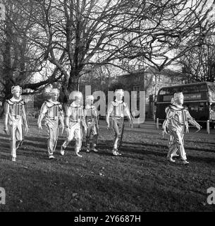 London : Lift zum Mond? Diese Mondmonster sind die Cybermen , die jüngsten Feinde von BBC's unerschrockenem Weltraumforscher Dr Who . Die Cybermen , die in Ealing Green in London zu sehen sind , werden ab Februar in einer neuen Geschichte namens Dr Who und Moonbase " erscheinen . Das Jahr ist 2070 , und der Mensch ist bereits auf dem Mond , bevor Dr. Who kommt . Aber da vor allen anderen .... The Cybermen .19 Januar 1967 Stockfoto